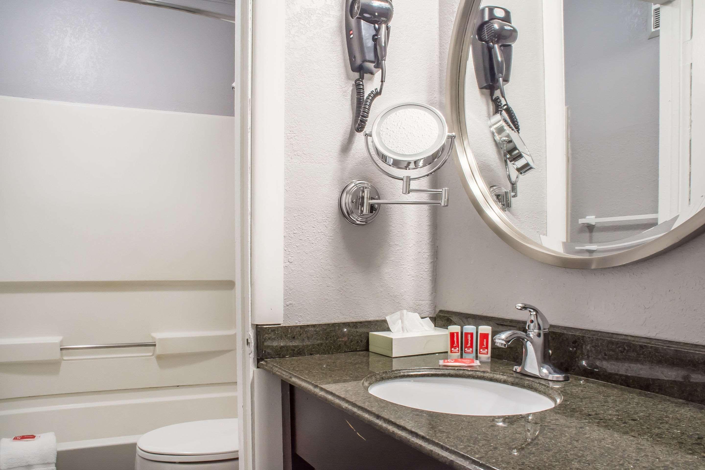 Econo Lodge Brockport Экстерьер фото